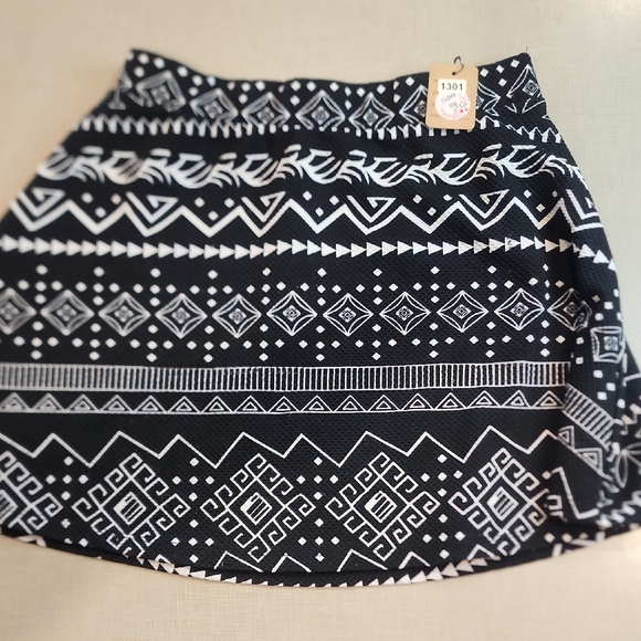 🩶Black and White Patterned Skirt - Picture 1 of 3